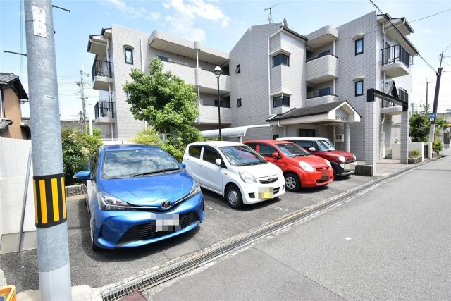 エクセレントライフ寿の駐車場|カースペースがあります