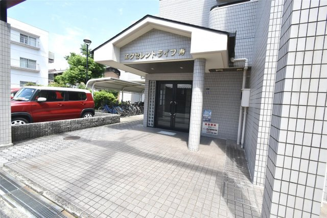 エクセレントライフ寿のエントランス|清潔なエントランスです