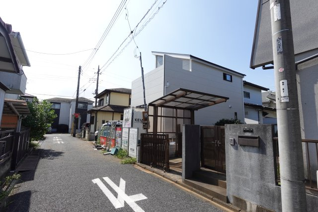 霞ヶ関北6丁目　4LDK駐車３台　新築戸建の前面道路含む現地写真