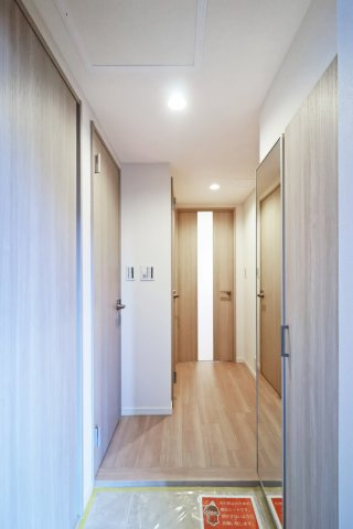 氷川台３丁目パークホームズの玄関|氷川台３丁目パークホームズ：玄関横にはシューズボックス・姿見が付いています！