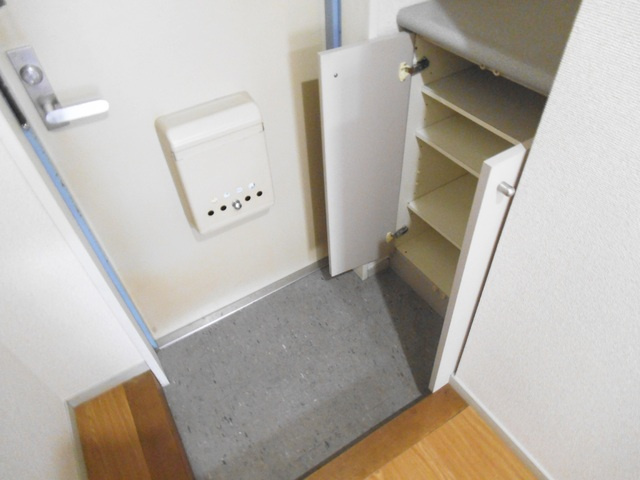 Ｋキュービックの玄関|玄関は下駄箱付き☆