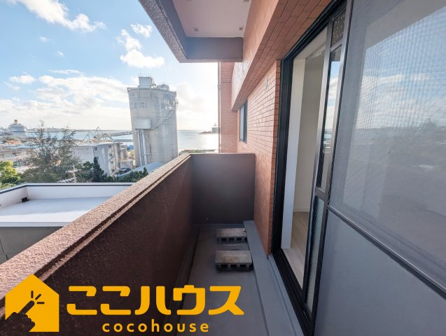ライオンズマンション曙のバルコニー|2部屋から出入りのできるワイドバルコニー
