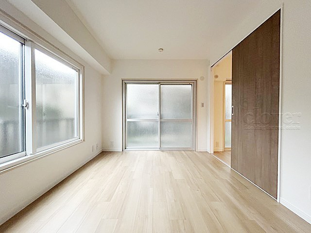 【寝室】 | 杉並東洋マンション | 二面の窓から差し込む陽光が大変明るい洋室。太陽光のありがたみを感じますね。室内のレイアウトを想像するのも楽しくなってきます。～即日のご見学可能～　お問合せはお気軽にどうぞ。