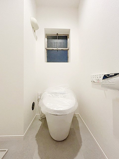 【トイレ】 | 杉並東洋マンション | 温水洗浄便座つき　タンクレストイレを設置しました。お手入れも楽チンで、すっきりとした空間に感じられるのがポイントです。安息の時間をお過ごしください。～即日のご見学可能～　お問合せはお気軽にどうぞ。