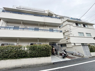 【外観】 | 手入れの行き届いた外壁やエントランスなど、「見ればわかる」レベルで清潔感を保ったマンションです。築年数を感じさせない姿で皆様をお出迎えします。～即日のご見学可能～　お問合せはお気軽にどうぞ。