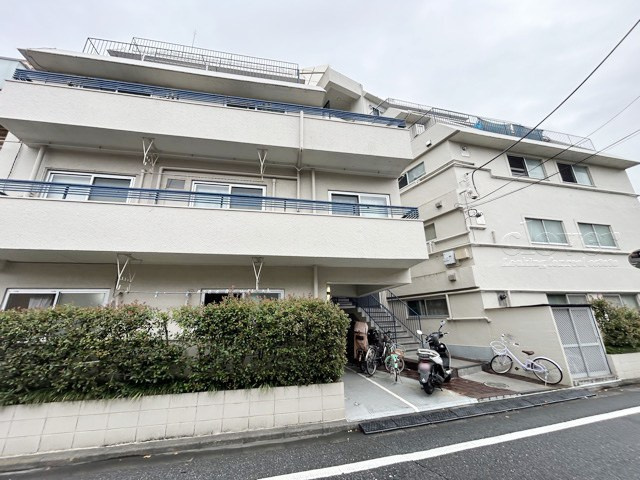 【外観】 | 杉並東洋マンション | 手入れの行き届いた外壁やエントランスなど、「見ればわかる」レベルで清潔感を保ったマンションです。築年数を感じさせない姿で皆様をお出迎えします。～即日のご見学可能～　お問合せはお気軽にどうぞ。
