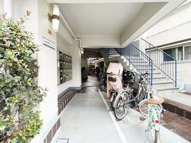 【ロビー】 | 杉並東洋マンション | 集合ポストなどを備えたエントランスホール。ここもマンションの顔となる部分であり、しっかりと清掃の行き届いたさまに安心感をおぼえます。～即日のご見学可能～　お問合せはお気軽にどうぞ。