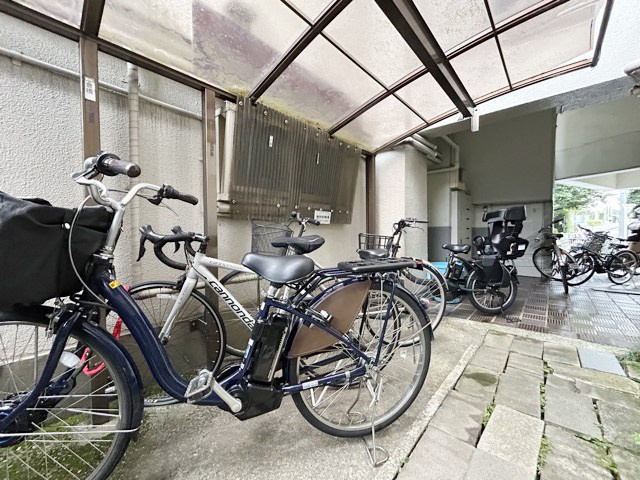 【駐輪場】 | 杉並東洋マンション | 自転車置き場。マンションの共用部にあたります。空きの有無や駐輪料金、各戸の台数制限などについては、改めてお問い合わせください。～即日のご見学可能～　お問合せはお気軽にどうぞ。