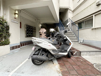 【駐車場】 | バイク置き場。空き区画の有無や駐輪料金、サイズおよび排気量規定などについては、改めてお問い合わせください。～即日のご見学可能～　お問合せはお気軽にどうぞ。