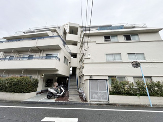 【外観】 | 手入れの行き届いた外壁やエントランスなど、「見ればわかる」レベルで清潔感を保ったマンションです。築年数を感じさせない姿で皆様をお出迎えします。～即日のご見学可能～　お問合せはお気軽にどうぞ。