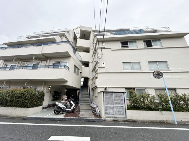 【外観】 | 杉並東洋マンション | 手入れの行き届いた外壁やエントランスなど、「見ればわかる」レベルで清潔感を保ったマンションです。築年数を感じさせない姿で皆様をお出迎えします。～即日のご見学可能～　お問合せはお気軽にどうぞ。