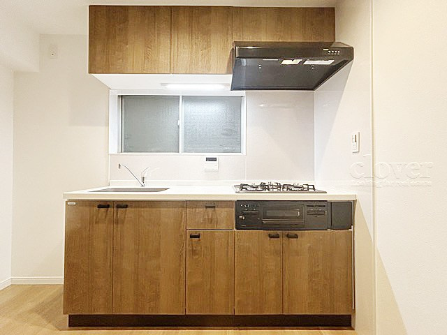 【キッチン】 | 杉並東洋マンション | システムキッチンの様子。収納力もしっかり確保されており、気分よく調理や洗い物に精を出せそうですね。～即日のご見学可能～　お問合せはお気軽にどうぞ。