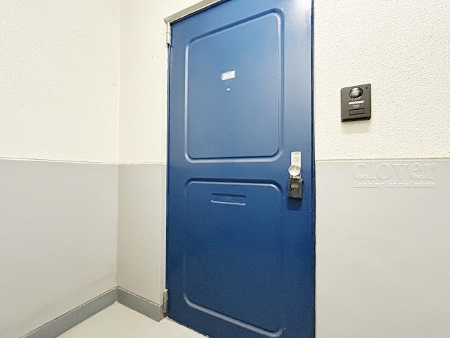 【その他共用部分】 | 杉並東洋マンション | 皆様をお迎えする、お部屋の玄関ドア。開けやすさや開放角度、ドアノブの操作しやすさや鍵の形状などを、現地で一度ご確認ください。～即日のご見学可能～　お問合せはお気軽にどうぞ。