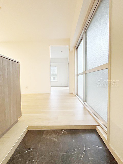 【玄関】 | 杉並東洋マンション | 玄関から室内の様子です。ナチュラル系の色合いを重視した内装のイメージをご確認ください。お部屋の第一印象やイメージを決定づける空間です。～即日のご見学可能～　お問合せはお気軽にどうぞ。