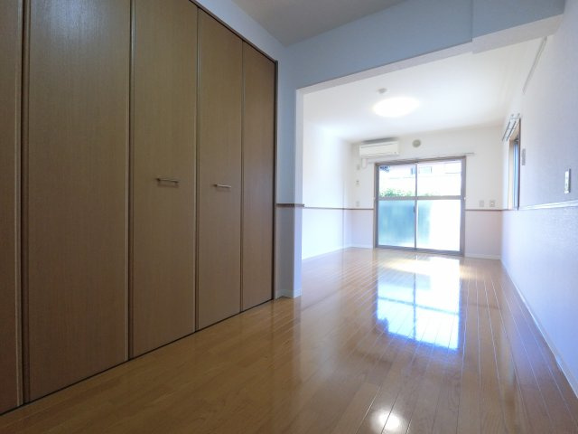 【居間・リビング】 | ※角部屋の写真です、側面の窓はございません