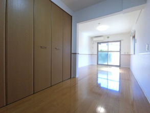 【居間・リビング】 | ※角部屋の写真です、側面の窓はございません