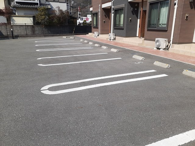 メゾン・アルテミスの駐車場
