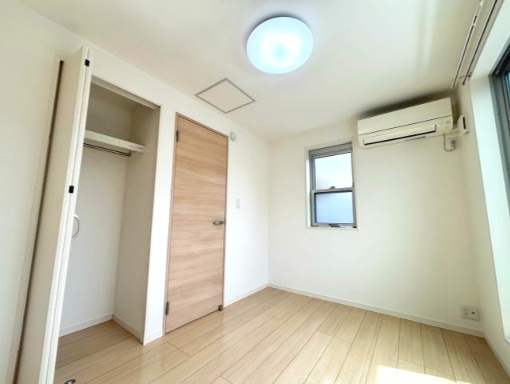 葛飾区亀有１丁目売戸建の洋室|エアコン付きの快適な洋室。季節を問わず、心地よいプライベートタイムを過ごせます。