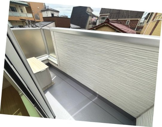 葛飾区亀有１丁目売戸建のバルコニー|光と風を室内へたっぷり取り込み、洋室に開放感をもたらすバルコニー。