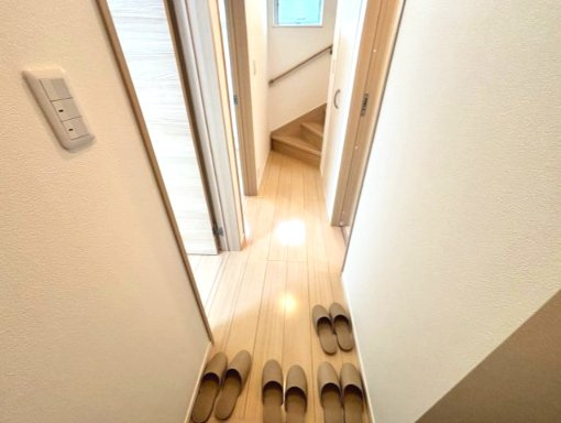 葛飾区亀有１丁目売戸建の玄関|家族の笑顔を迎える、明るく開放感あふれる玄関スペースです。