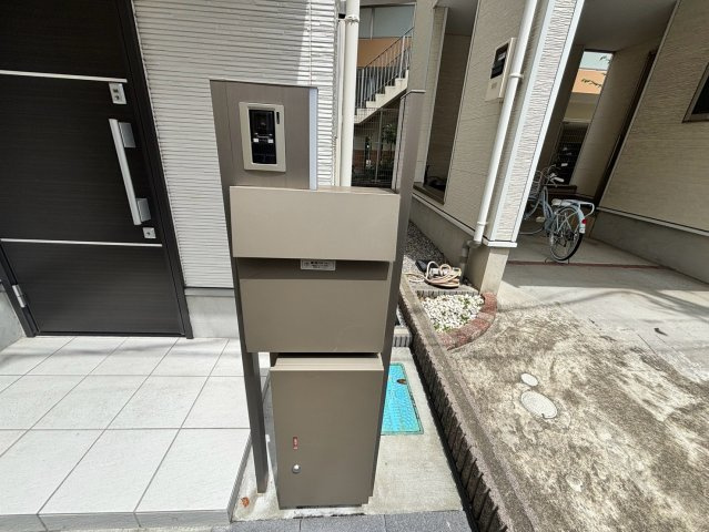 葛飾区亀有１丁目売戸建の設備|留守中の荷物も受け取れる宅配ボックス。忙しい毎日にうれしい設備です。