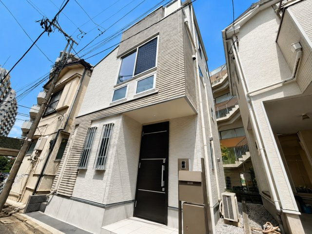 葛飾区亀有１丁目売戸建の外観|陽当たりと開放感に恵まれた立地。爽やかな街並みに映える美しい外観です。
