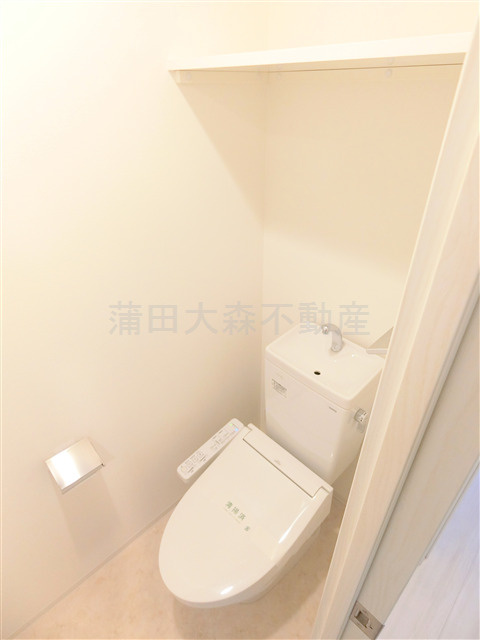 LIBR GRANT羽田のトイレ|棚と温水洗浄便座付きのトイレ　