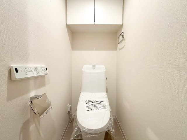 グランイーグル久が原のトイレ|グランイーグル久が原：上部に吊り棚が付いたウォシュレット機能付きトイレです！