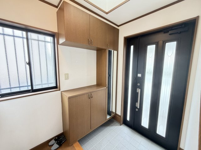 下石倉町中古住宅の玄関|■シューズボックス完備