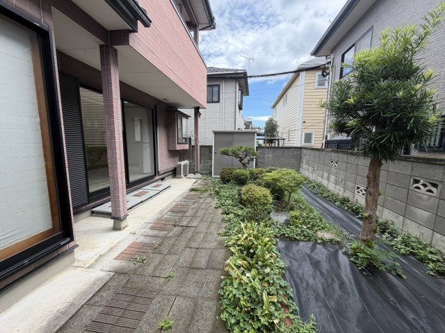 下石倉町中古住宅の庭|■南庭も十分な広さで日照も確保！