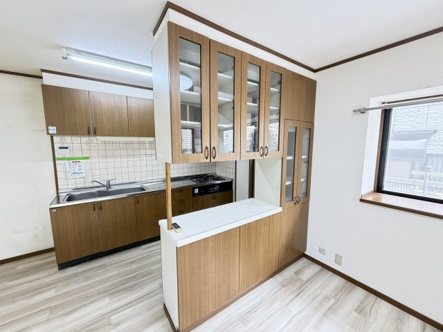 下石倉町中古住宅のキッチン|■造り付けの食器棚