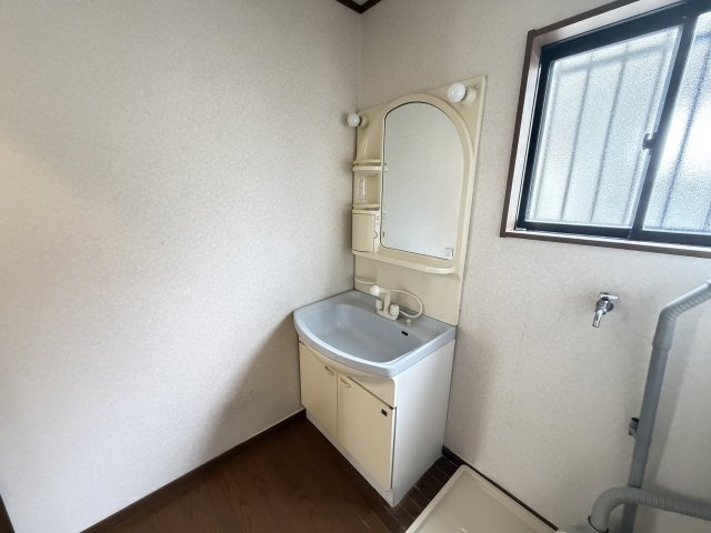 下石倉町中古住宅の独立洗面台|■シャワー付き独立洗面台