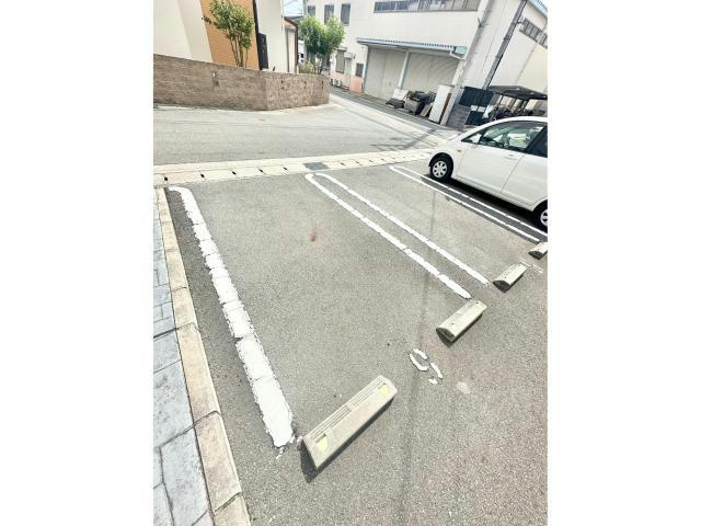 メゾンエイトの駐車場
