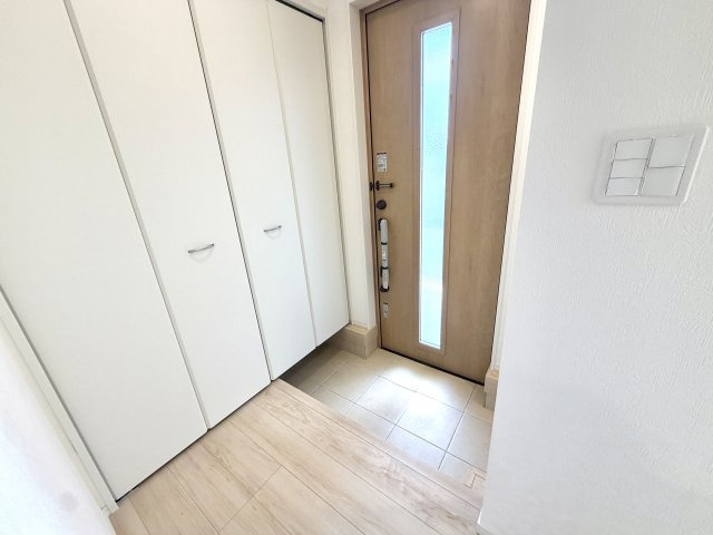 越谷市下間久里第１７　新築戸建の玄関|明るく開放的な玄関アプローチ。段差も少なくスムーズに出入りが可能です。