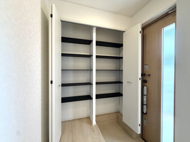 越谷市下間久里第１７　新築戸建の玄関|天井近くまである大容量の靴箱を設置。ご家族全員の靴をたっぷり収納できます。