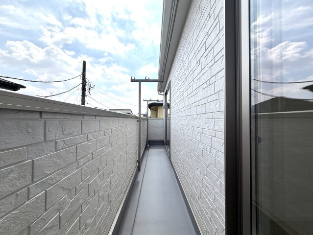 越谷市下間久里第１７　新築戸建のバルコニー|爽やかな風が吹き抜けるバルコニー。観葉植物を置くスペースとしても活用できます。