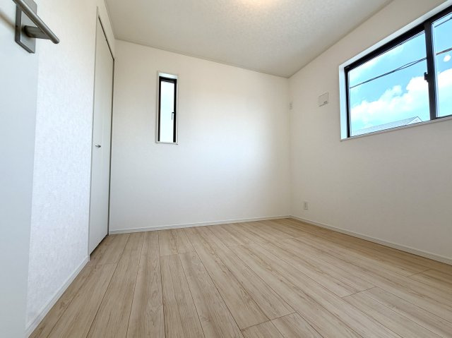 越谷市下間久里第１７　新築戸建の洋室|シンプルで使いやすいデザインの洋室。窓からの風通しも良く爽やかに過ごせます。