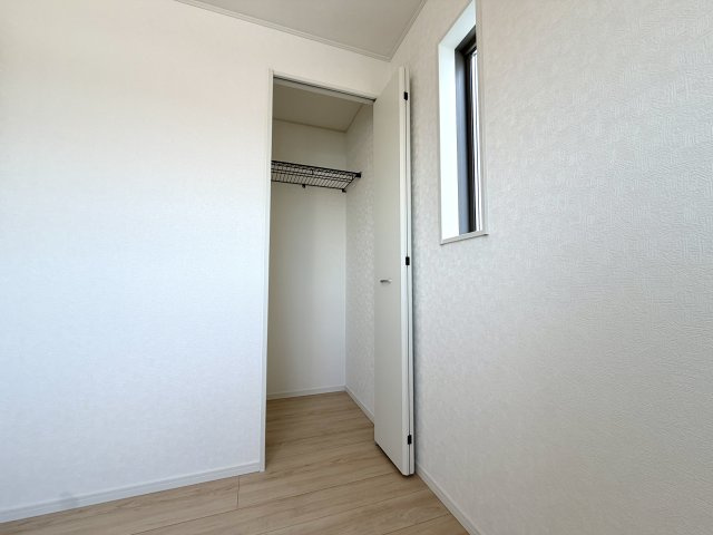 越谷市下間久里第１７　新築戸建の収納|扉が邪魔にならない折れ戸タイプのクローゼット。中の荷物が一目で見渡せて出し入れがスムーズです。