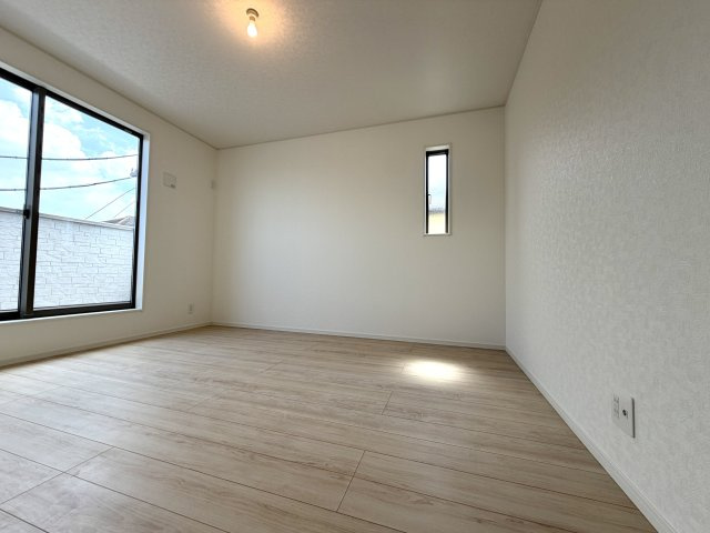 越谷市下間久里第１７　新築戸建の洋室|主寝室にぴったりな広さを備えた洋室。ダブルベッドを置いてもゆとりのある配置が可能です。