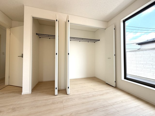 越谷市下間久里第１７　新築戸建の収納|室内をすっきり見せる大容量クローゼット。荷物が増えても安心して収納できます。