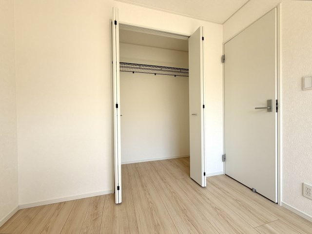 越谷市下間久里第１７　新築戸建の収納|各居室に独立した収納をしっかり確保。家族それぞれの荷物を自分の部屋で管理できて部屋が片付きます。