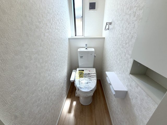 越谷市下間久里第１７　新築戸建のトイレ|トイレが2つあることで毎日の順番待ちのストレスを解消。ご家族全員が快適に過ごせる嬉しい設備です。