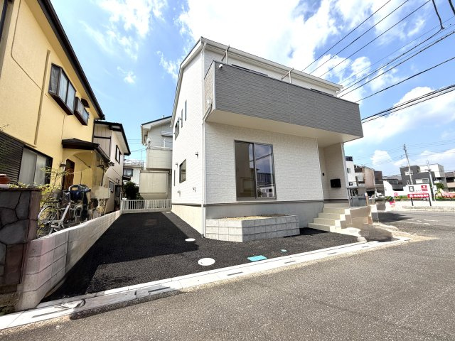 越谷市下間久里第１７　新築戸建の外観|青空に映えるすっきりとした外観。落ち着いた街並みに調和するデザインです。