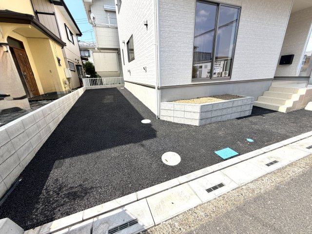 越谷市下間久里第１７　新築戸建の駐車場|車の出し入れがしやすいスペース。毎日の通勤や買い物での運転も安心です。