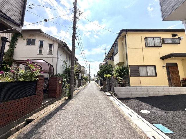 越谷市下間久里第１７　新築戸建の前面道路含む現地写真|前面道路は交通量が少なく静かな環境。お子様やペットの移動も安心です。