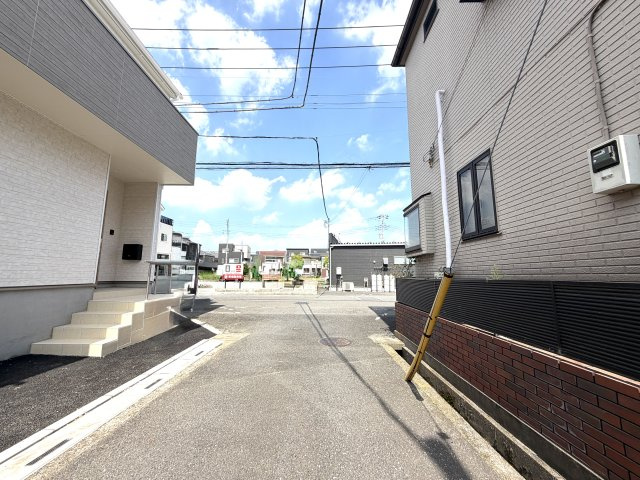 越谷市下間久里第１７　新築戸建の前面道路含む現地写真|車の出し入れがしやすい広い前面道路。見通しも良好で毎日の運転も安心です。