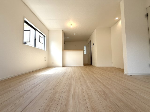越谷市下間久里第１７　新築戸建の居間・リビング|自然光が差し込む明るいリビング。インテリアの配置もしやすい整った間取りです。