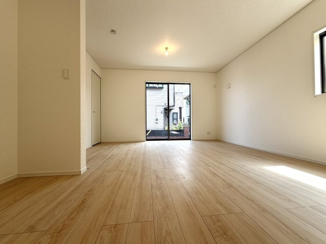 越谷市下間久里第１７　新築戸建の居間・リビング|落ち着いた雰囲気の居心地の良いリビング。大きな窓から明るい光が広がる空間です。