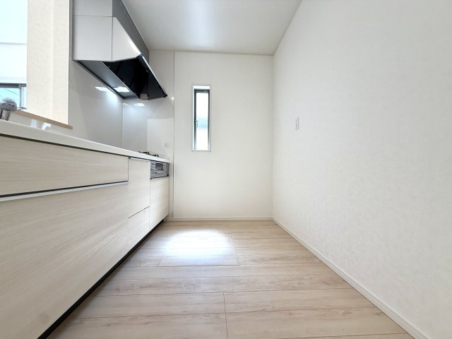 越谷市下間久里第１７　新築戸建のキッチン|冷蔵庫やカップボードをすっきり配置できる、ゆとりのあるキッチンスペースです。