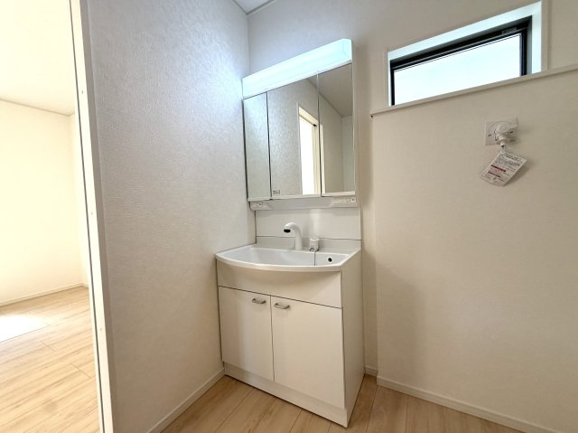 越谷市下間久里第１７　新築戸建の独立洗面台|身支度がスムーズに整う、収納力抜群の大型三面鏡付き洗面化粧台です。